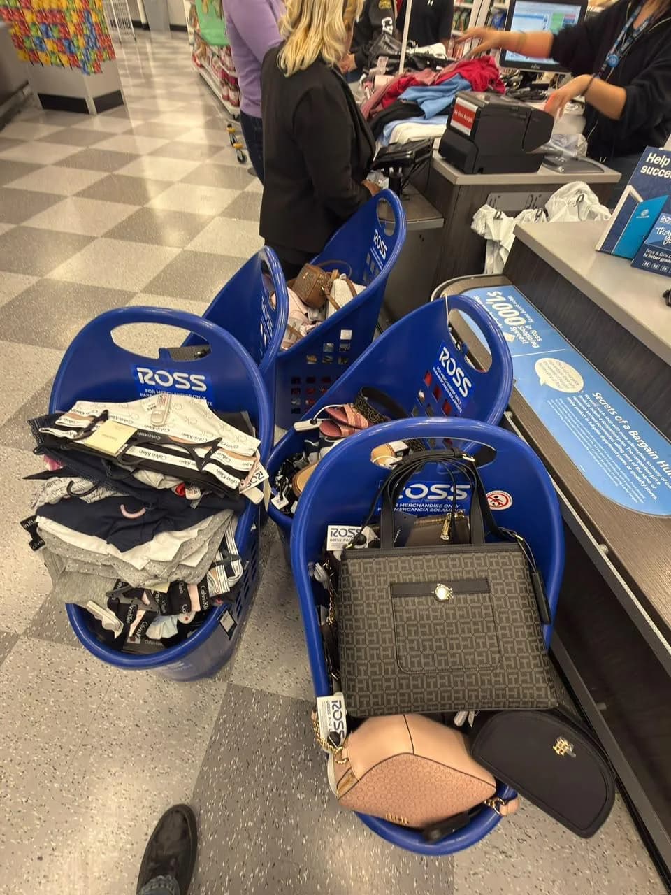Carritos con mercancía durante una visita a Ross