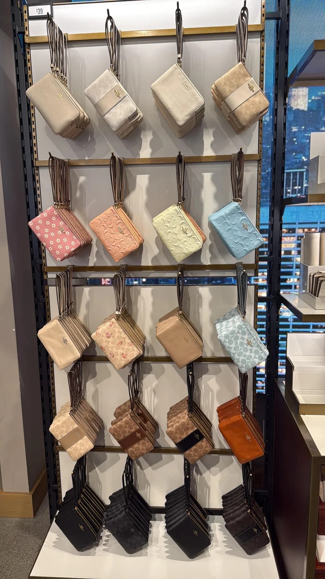 Carteras en exhibición durante una visita a tienda