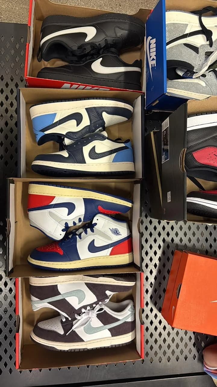 Tenis deportivos en exhibición en una tienda de Estados Unidos